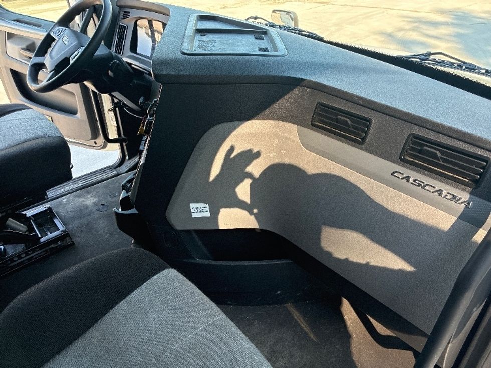 Sleeper Tractor-Heavy Duty Tractors-Freightliner-2020-T12664ST-Wilmington-OH-515,514\n\t\tmiles-$ 60,500 - Image 15