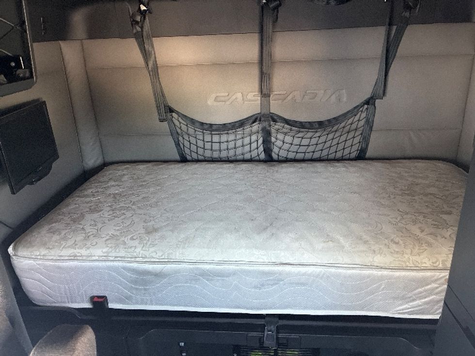 Sleeper Tractor-Heavy Duty Tractors-Freightliner-2020-T12664ST-Wilmington-OH-515,514\n\t\tmiles-$ 60,500 - Image 16