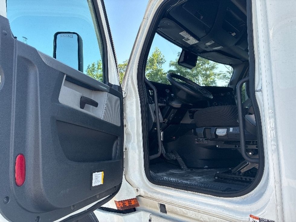 Sleeper Tractor-Heavy Duty Tractors-Freightliner-2020-T12664ST-Wilmington-OH-515,514\n\t\tmiles-$ 60,500 - Image 9