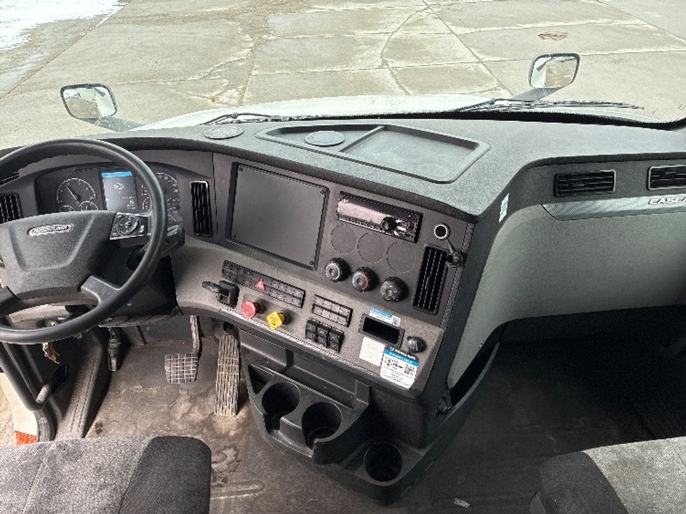 Sleeper Tractor-Heavy Duty Tractors-Freightliner-2020-T12664ST-Wilmington-OH-563,653\n\t\tmiles-$ 55,250 - Image 12