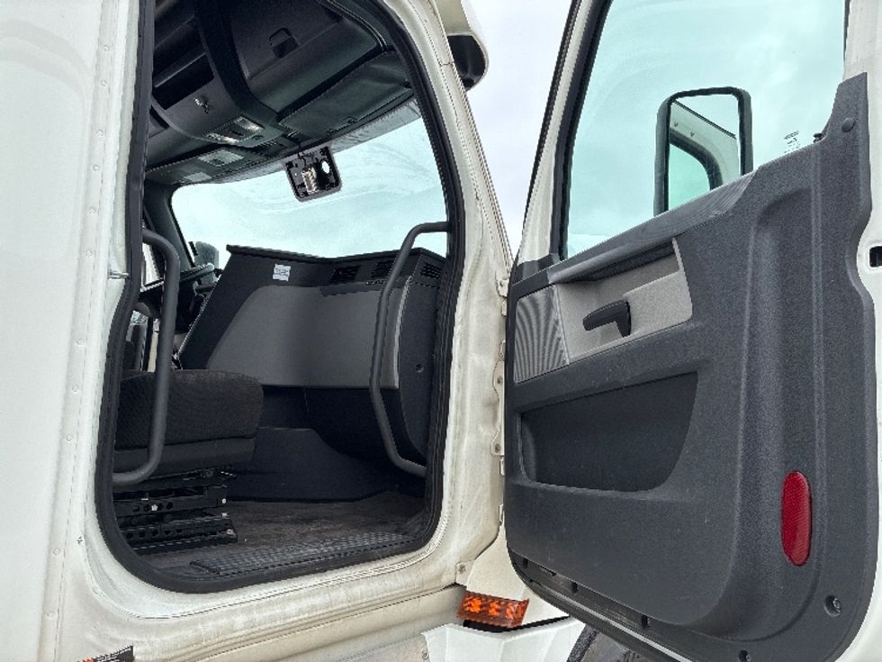 Sleeper Tractor-Heavy Duty Tractors-Freightliner-2020-T12664ST-Wilmington-OH-563,653\n\t\tmiles-$ 55,250 - Image 13