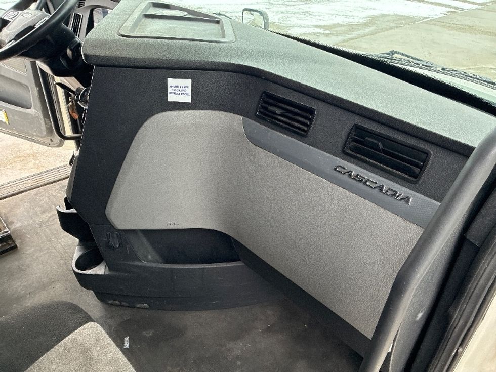 Sleeper Tractor-Heavy Duty Tractors-Freightliner-2020-T12664ST-Wilmington-OH-563,653\n\t\tmiles-$ 55,250 - Image 15