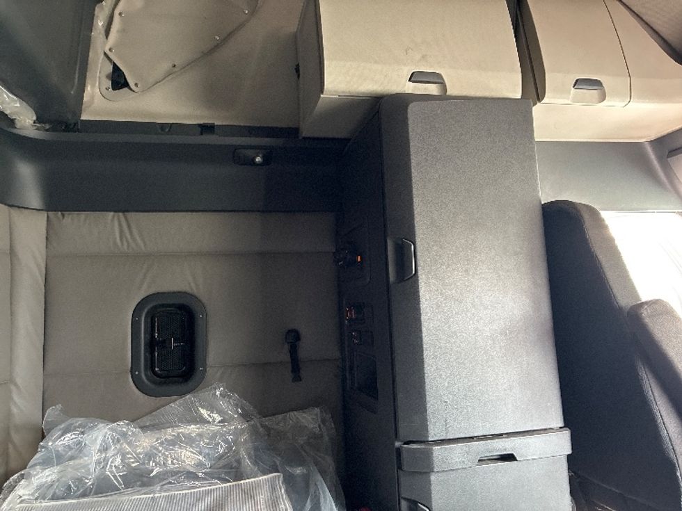 Sleeper Tractor-Heavy Duty Tractors-Freightliner-2020-T12664ST-Wilmington-OH-563,653\n\t\tmiles-$ 55,250 - Image 18