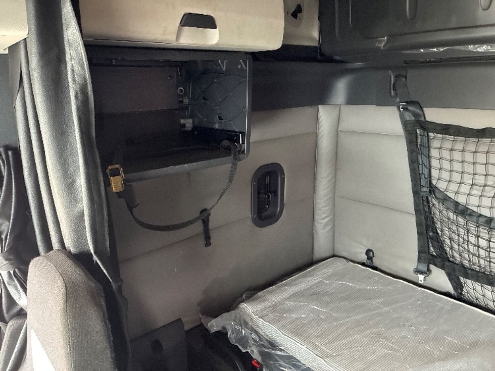 Sleeper Tractor-Heavy Duty Tractors-Freightliner-2020-T12664ST-Wilmington-OH-563,653\n\t\tmiles-$ 55,250 - Image 19