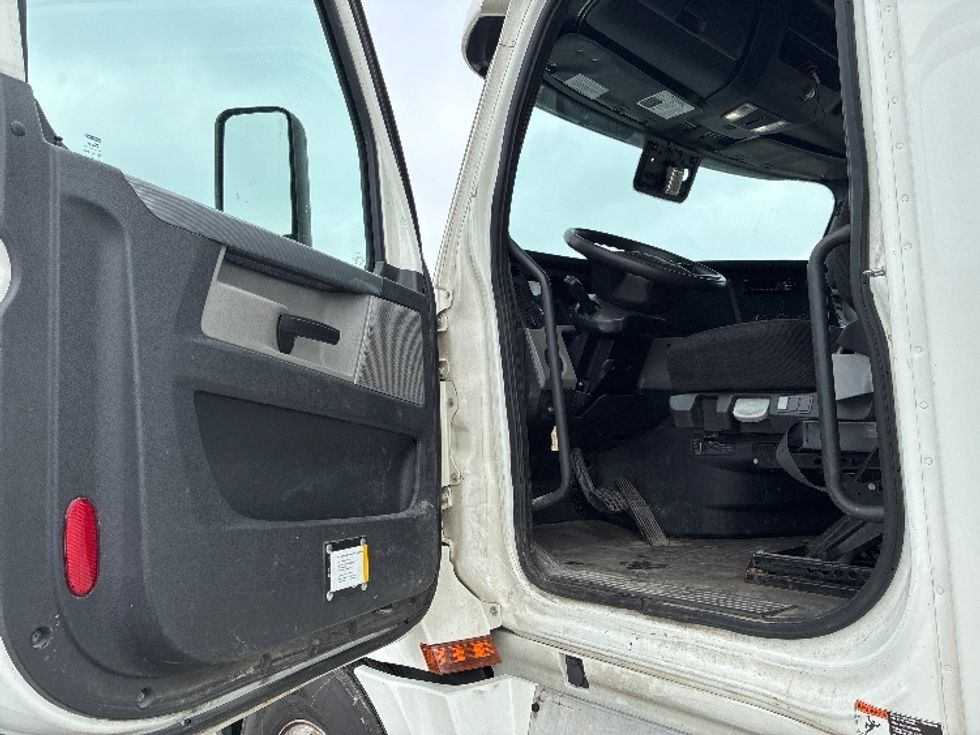 Sleeper Tractor-Heavy Duty Tractors-Freightliner-2020-T12664ST-Wilmington-OH-563,653\n\t\tmiles-$ 55,250 - Image 9