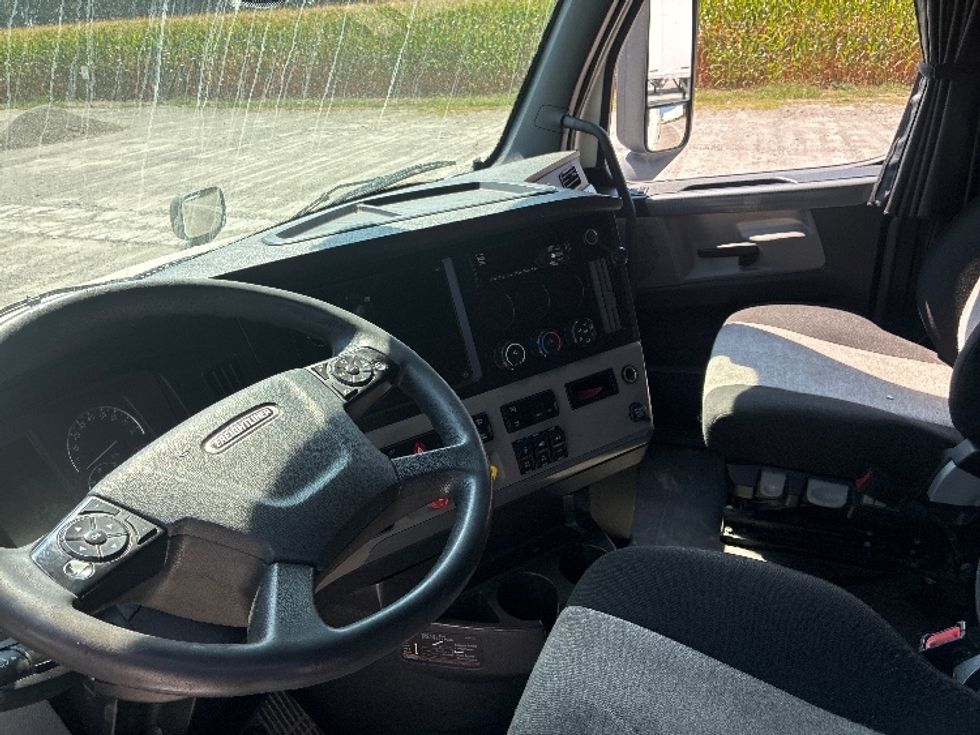 Sleeper Tractor-Heavy Duty Tractors-Freightliner-2020-T12664ST-Wilmington-OH-617,274\n\t\tmiles-$ 52,250 - Image 10