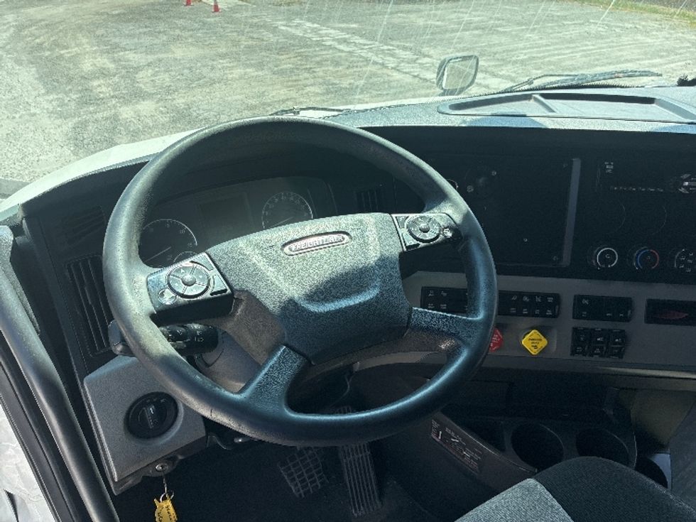 Sleeper Tractor-Heavy Duty Tractors-Freightliner-2020-T12664ST-Wilmington-OH-617,274\n\t\tmiles-$ 52,250 - Image 11