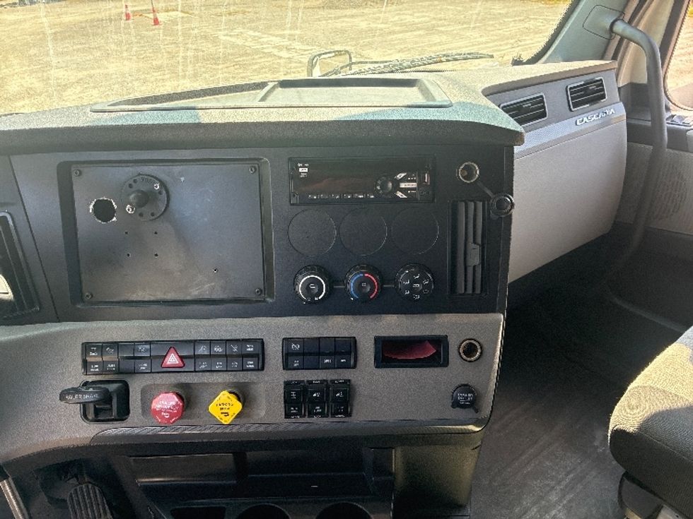 Sleeper Tractor-Heavy Duty Tractors-Freightliner-2020-T12664ST-Wilmington-OH-617,274\n\t\tmiles-$ 52,250 - Image 12