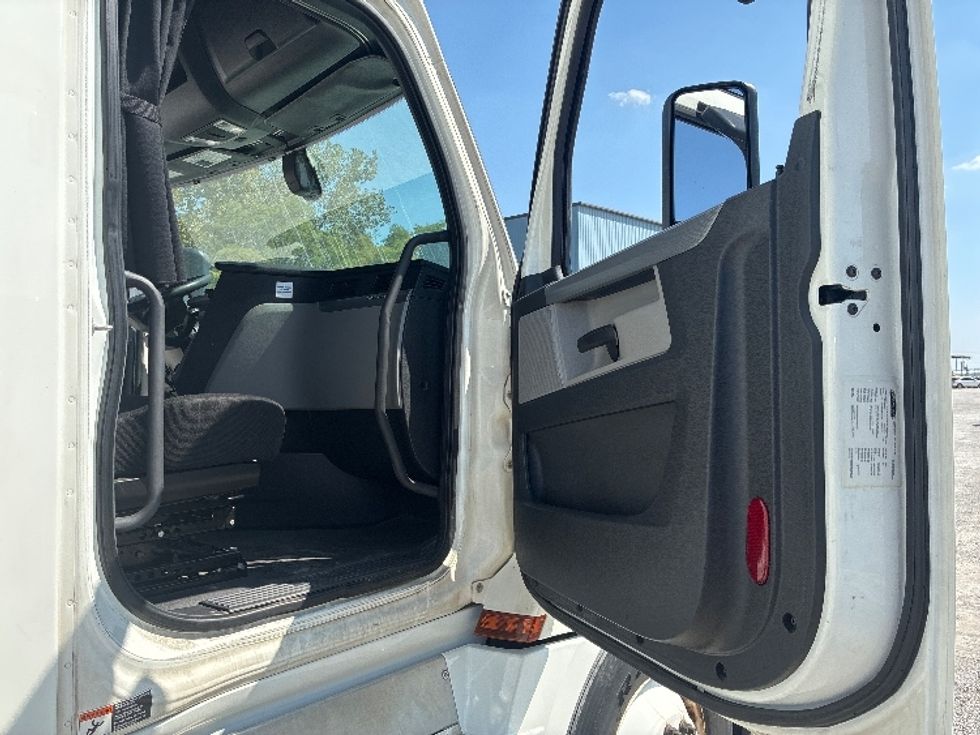 Sleeper Tractor-Heavy Duty Tractors-Freightliner-2020-T12664ST-Wilmington-OH-617,274\n\t\tmiles-$ 52,250 - Image 13