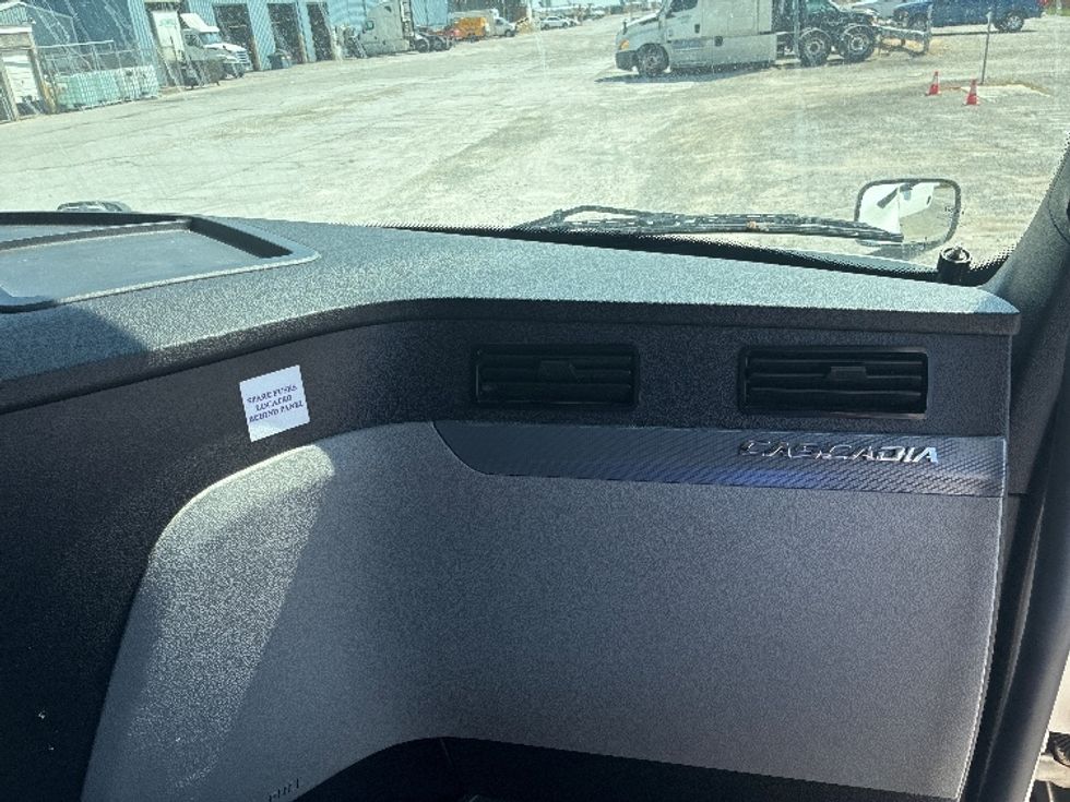 Sleeper Tractor-Heavy Duty Tractors-Freightliner-2020-T12664ST-Wilmington-OH-617,274\n\t\tmiles-$ 52,250 - Image 14