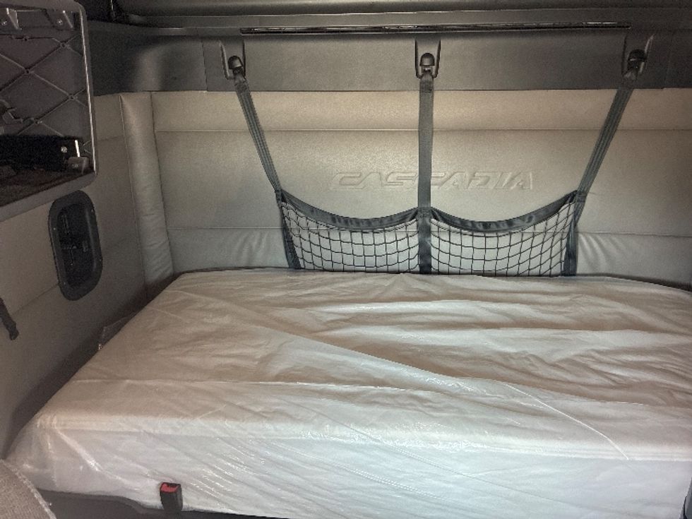 Sleeper Tractor-Heavy Duty Tractors-Freightliner-2020-T12664ST-Wilmington-OH-617,274\n\t\tmiles-$ 52,250 - Image 16