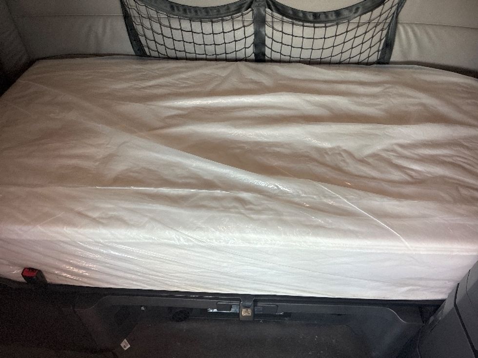 Sleeper Tractor-Heavy Duty Tractors-Freightliner-2020-T12664ST-Wilmington-OH-617,274\n\t\tmiles-$ 52,250 - Image 17