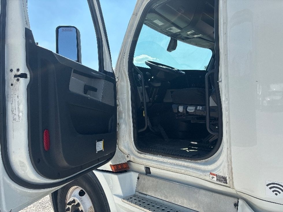 Sleeper Tractor-Heavy Duty Tractors-Freightliner-2020-T12664ST-Wilmington-OH-617,274\n\t\tmiles-$ 52,250 - Image 9