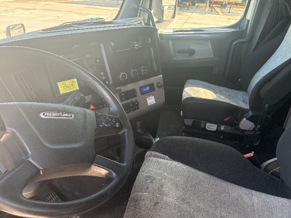Sleeper Tractor-Heavy Duty Tractors-Freightliner-2020-T12664ST-Wilmington-OH-619,273\n\t\tmiles-$ 53,500 - Image 10
