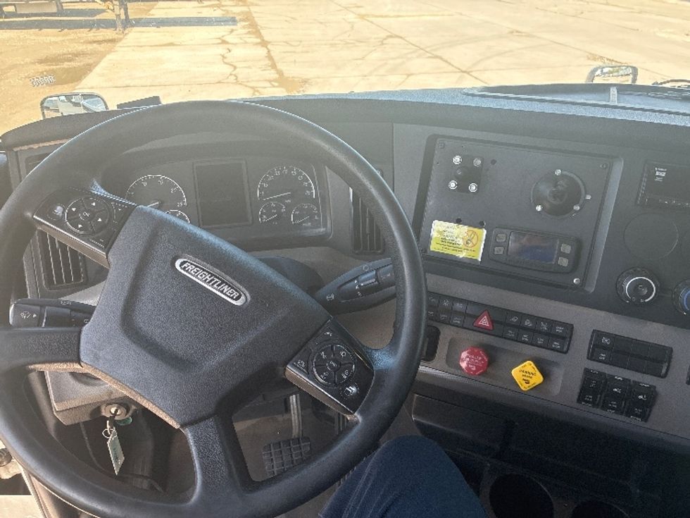 Sleeper Tractor-Heavy Duty Tractors-Freightliner-2020-T12664ST-Wilmington-OH-619,273\n\t\tmiles-$ 53,500 - Image 11