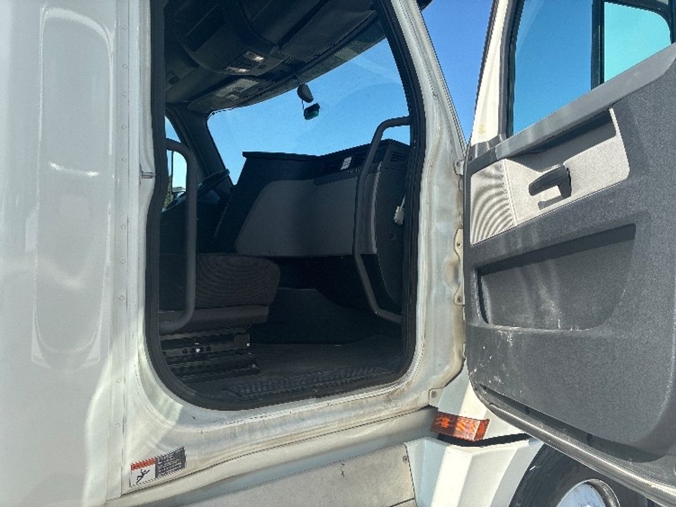 Sleeper Tractor-Heavy Duty Tractors-Freightliner-2020-T12664ST-Wilmington-OH-619,273\n\t\tmiles-$ 53,500 - Image 13