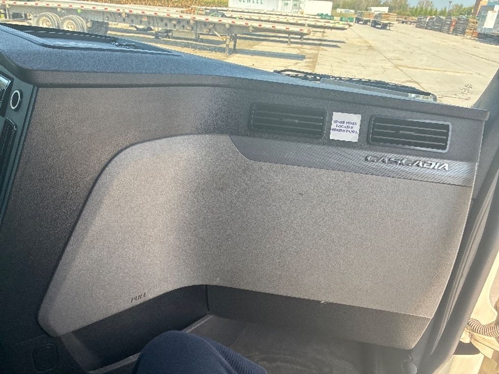 Sleeper Tractor-Heavy Duty Tractors-Freightliner-2020-T12664ST-Wilmington-OH-619,273\n\t\tmiles-$ 53,500 - Image 14