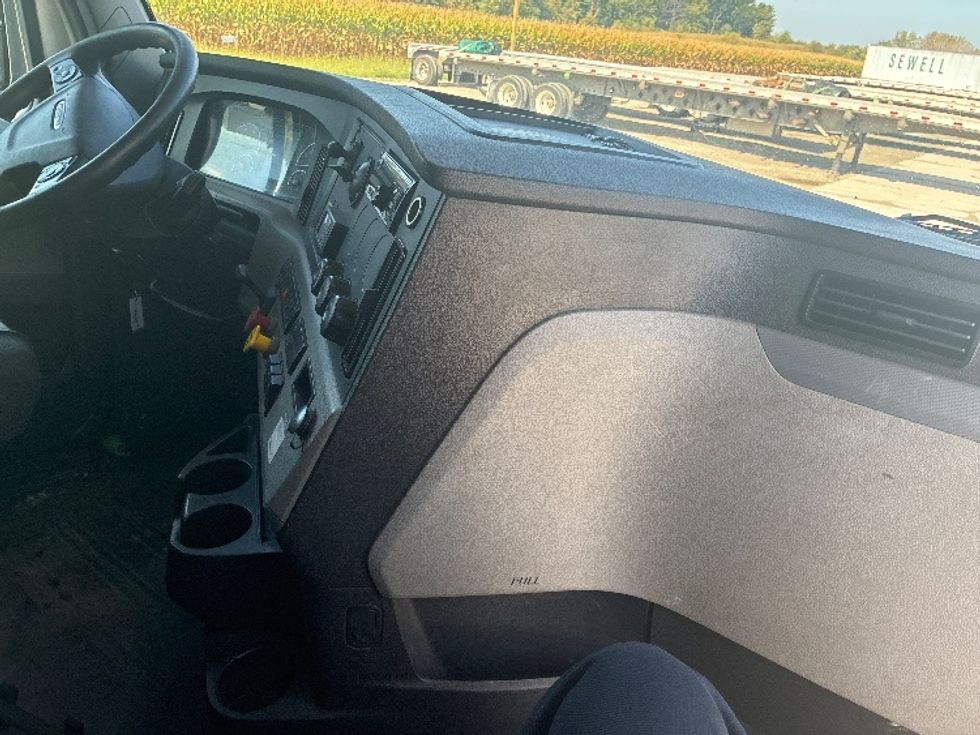 Sleeper Tractor-Heavy Duty Tractors-Freightliner-2020-T12664ST-Wilmington-OH-619,273\n\t\tmiles-$ 53,500 - Image 15