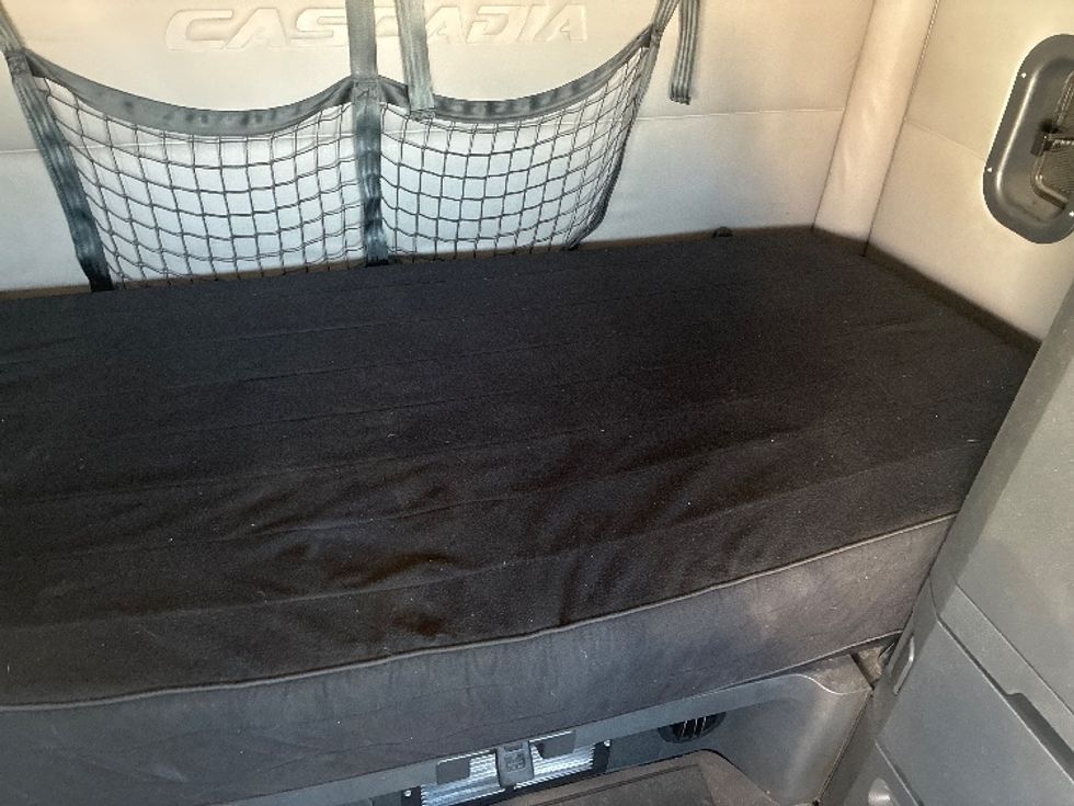 Sleeper Tractor-Heavy Duty Tractors-Freightliner-2020-T12664ST-Wilmington-OH-619,273\n\t\tmiles-$ 53,500 - Image 17