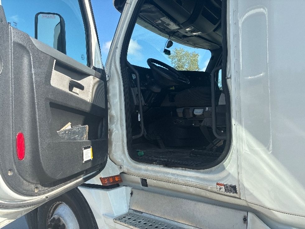 Sleeper Tractor-Heavy Duty Tractors-Freightliner-2020-T12664ST-Wilmington-OH-619,273\n\t\tmiles-$ 53,500 - Image 9