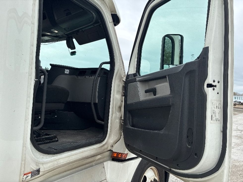 Sleeper Tractor-Heavy Duty Tractors-Freightliner-2020-T12664ST-Wilmington-OH-636,052\n\t\tmiles-$ 50,000 - Image 13