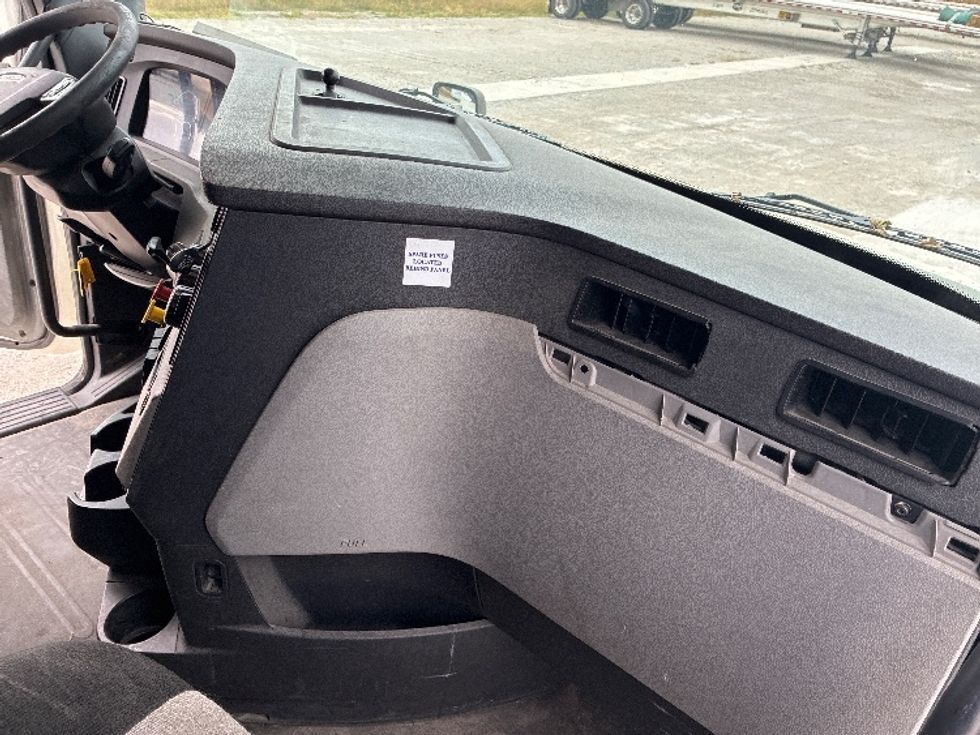 Sleeper Tractor-Heavy Duty Tractors-Freightliner-2020-T12664ST-Wilmington-OH-636,052\n\t\tmiles-$ 50,000 - Image 15