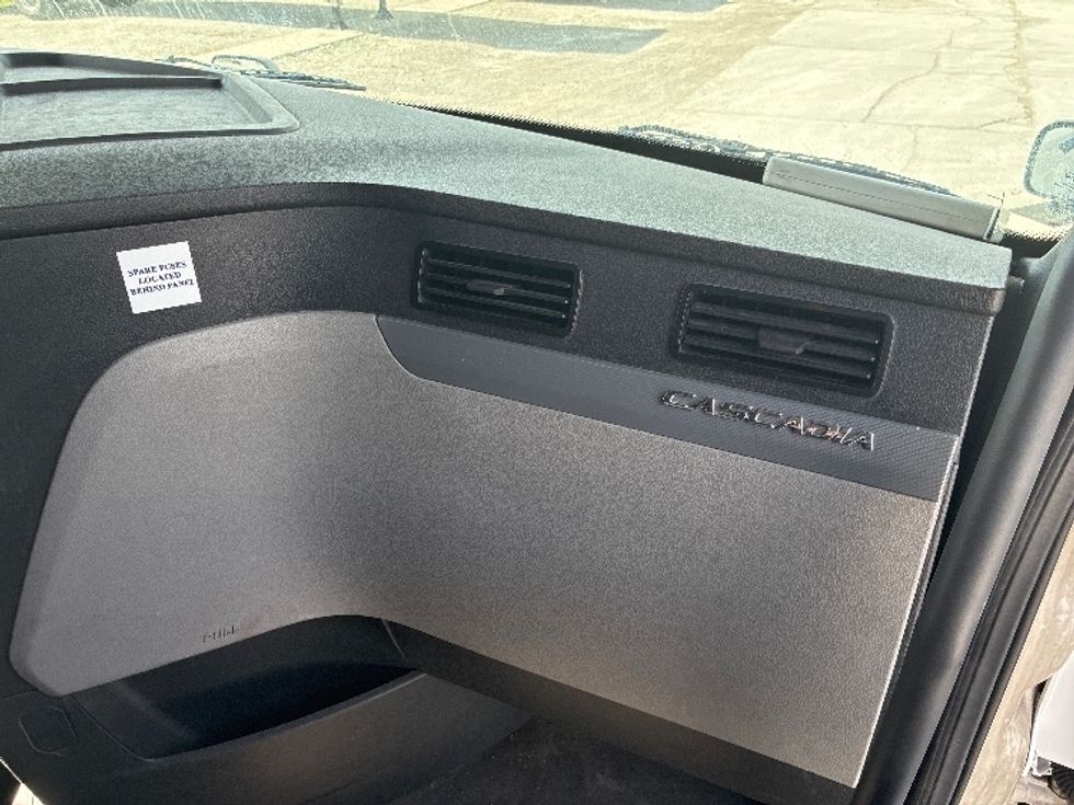 Sleeper Tractor-Heavy Duty Tractors-Freightliner-2020-T12664ST-Wilmington-OH-696,100\n\t\tmiles-$ 47,500 - Image 14