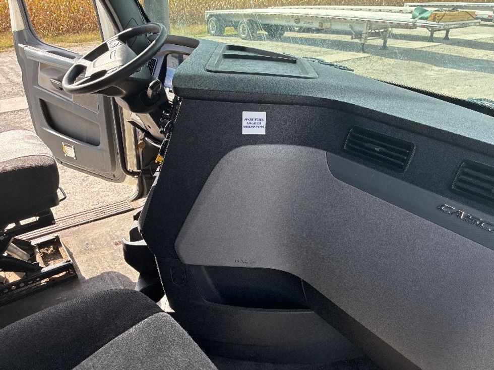 Sleeper Tractor-Heavy Duty Tractors-Freightliner-2020-T12664ST-Wilmington-OH-696,100\n\t\tmiles-$ 47,500 - Image 15