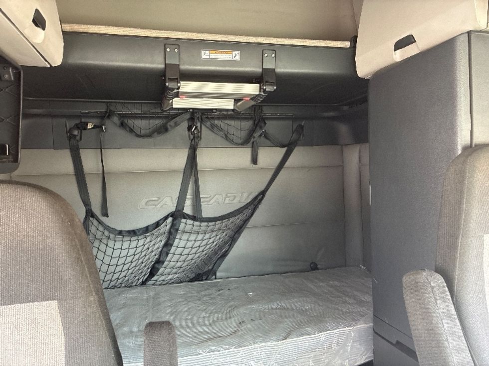 Sleeper Tractor-Heavy Duty Tractors-Freightliner-2020-T12664ST-Wilmington-OH-696,100\n\t\tmiles-$ 47,500 - Image 16