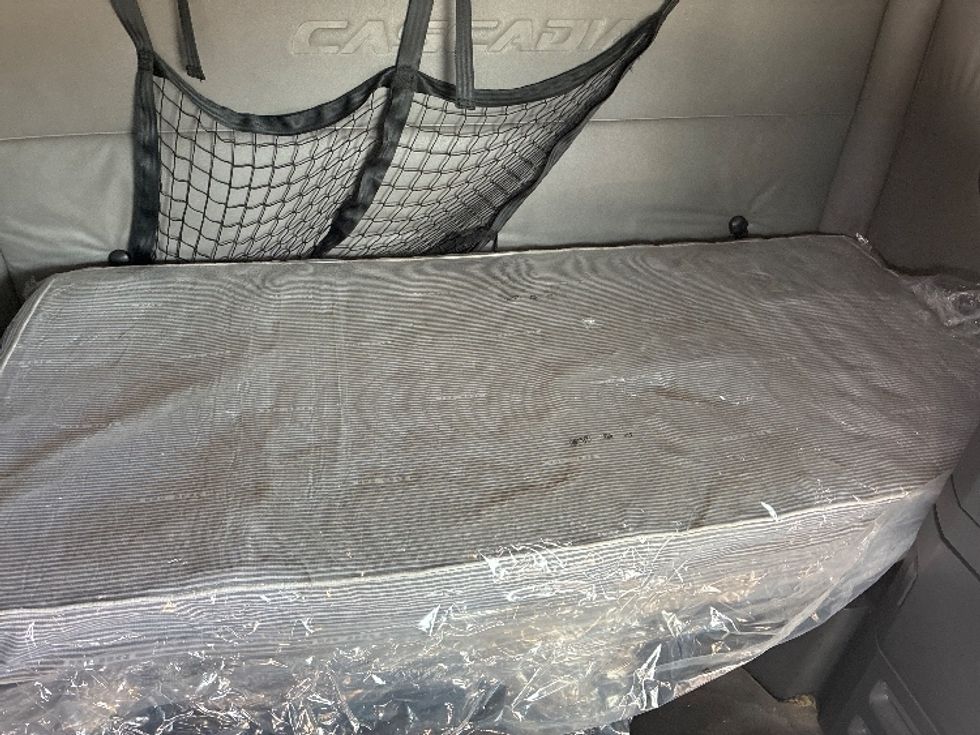 Sleeper Tractor-Heavy Duty Tractors-Freightliner-2020-T12664ST-Wilmington-OH-696,100\n\t\tmiles-$ 47,500 - Image 17