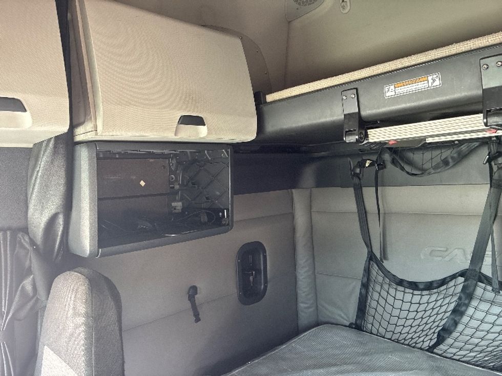 Sleeper Tractor-Heavy Duty Tractors-Freightliner-2020-T12664ST-Wilmington-OH-696,100\n\t\tmiles-$ 47,500 - Image 19