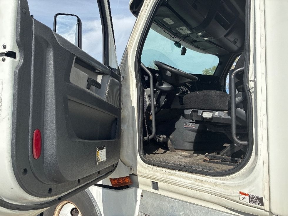 Sleeper Tractor-Heavy Duty Tractors-Freightliner-2020-T12664ST-Wilmington-OH-696,100\n\t\tmiles-$ 47,500 - Image 9