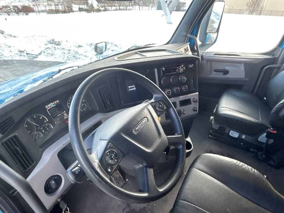 Sleeper Tractor-Heavy Duty Tractors-Freightliner-2020-T12664ST-Windsor-WI-396,209\n\t\tmiles-$ 62,500 - Image 10