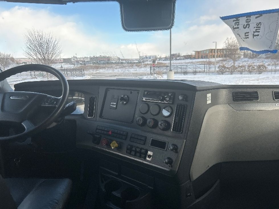 Sleeper Tractor-Heavy Duty Tractors-Freightliner-2020-T12664ST-Windsor-WI-396,209\n\t\tmiles-$ 62,500 - Image 12