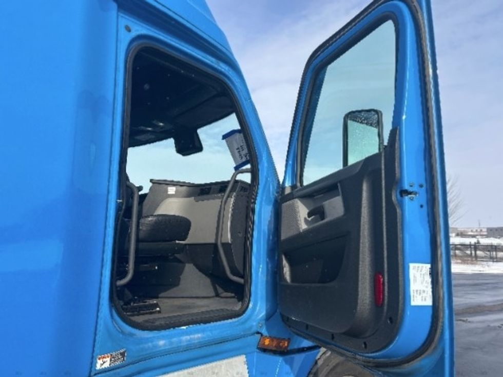 Sleeper Tractor-Heavy Duty Tractors-Freightliner-2020-T12664ST-Windsor-WI-396,209\n\t\tmiles-$ 62,500 - Image 13