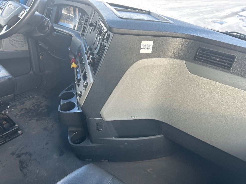 Sleeper Tractor-Heavy Duty Tractors-Freightliner-2020-T12664ST-Windsor-WI-396,209\n\t\tmiles-$ 62,500 - Image 15