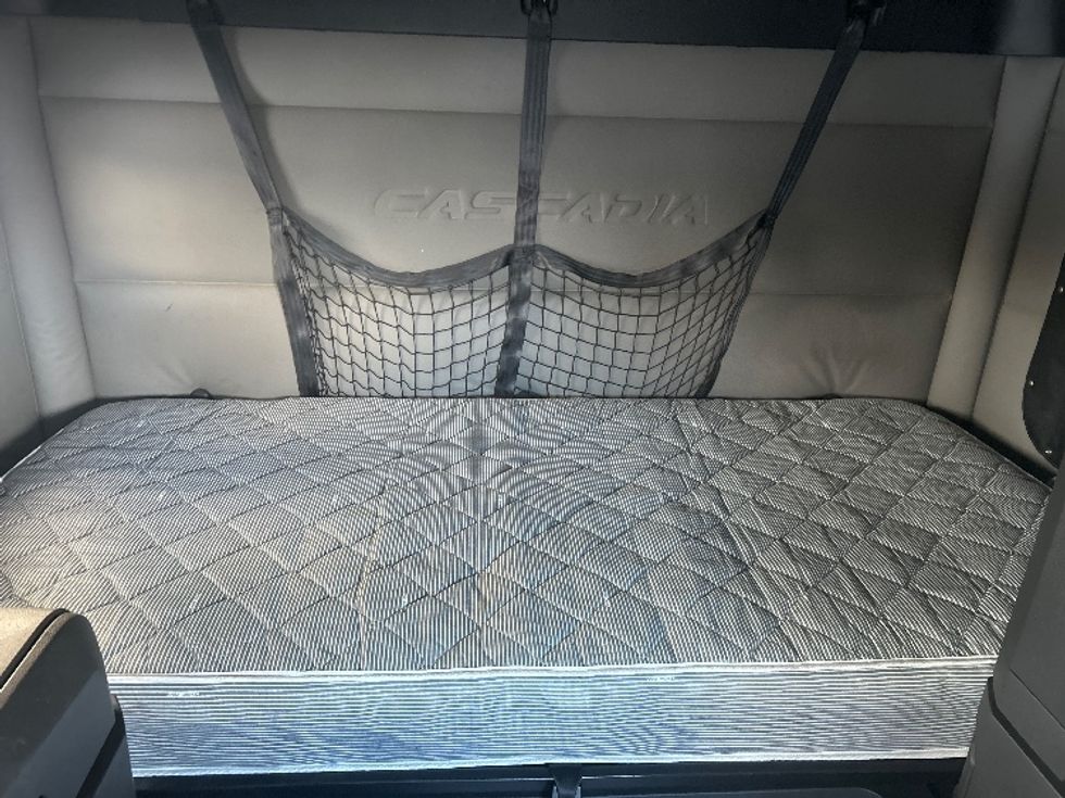 Sleeper Tractor-Heavy Duty Tractors-Freightliner-2020-T12664ST-Windsor-WI-396,209\n\t\tmiles-$ 62,500 - Image 16