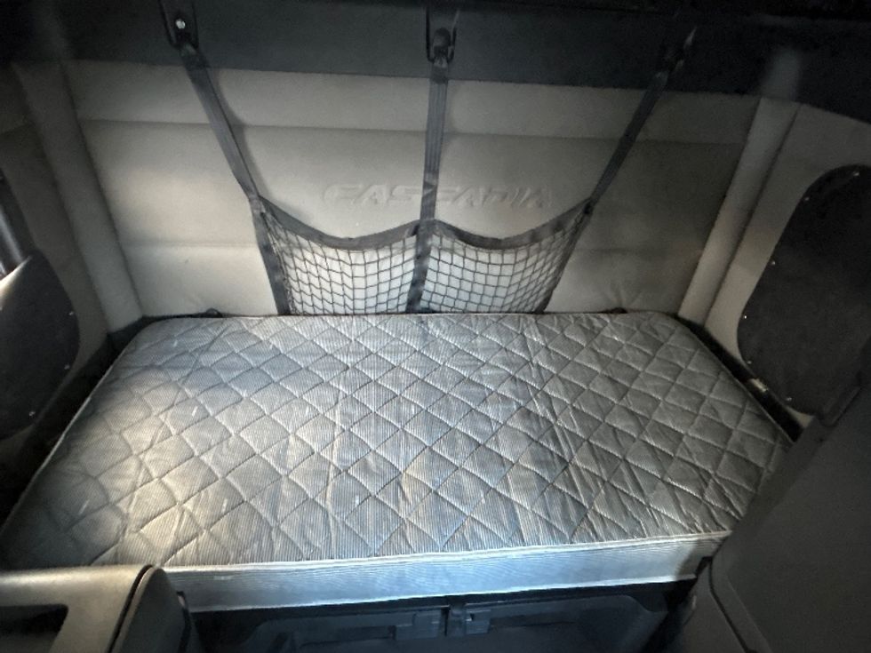 Sleeper Tractor-Heavy Duty Tractors-Freightliner-2020-T12664ST-Windsor-WI-396,209\n\t\tmiles-$ 62,500 - Image 17