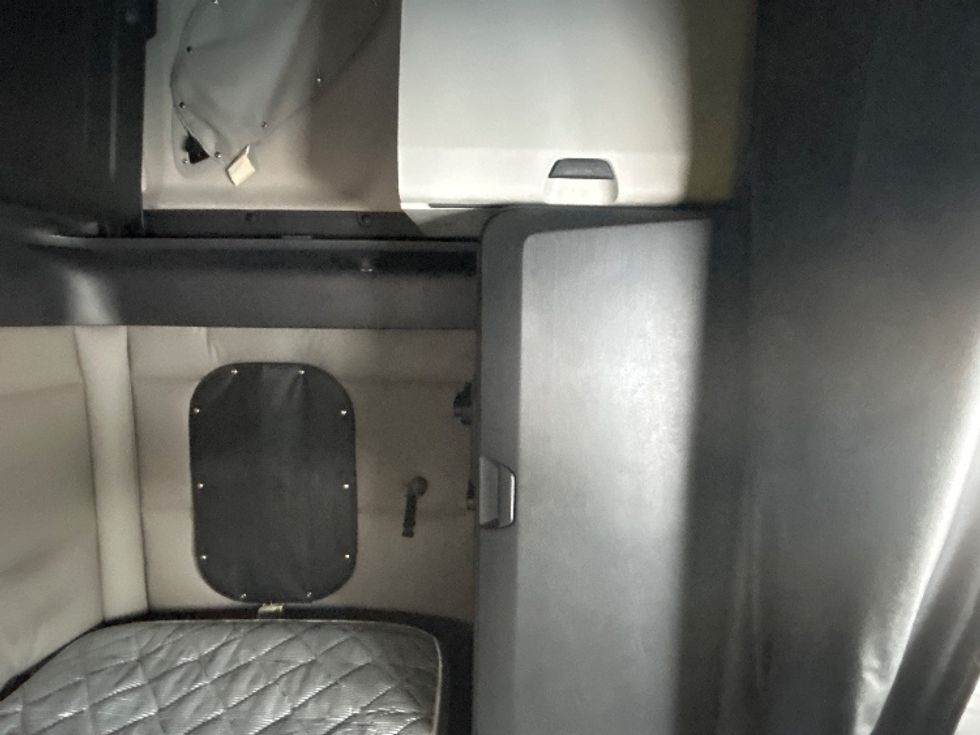 Sleeper Tractor-Heavy Duty Tractors-Freightliner-2020-T12664ST-Windsor-WI-396,209\n\t\tmiles-$ 62,500 - Image 18