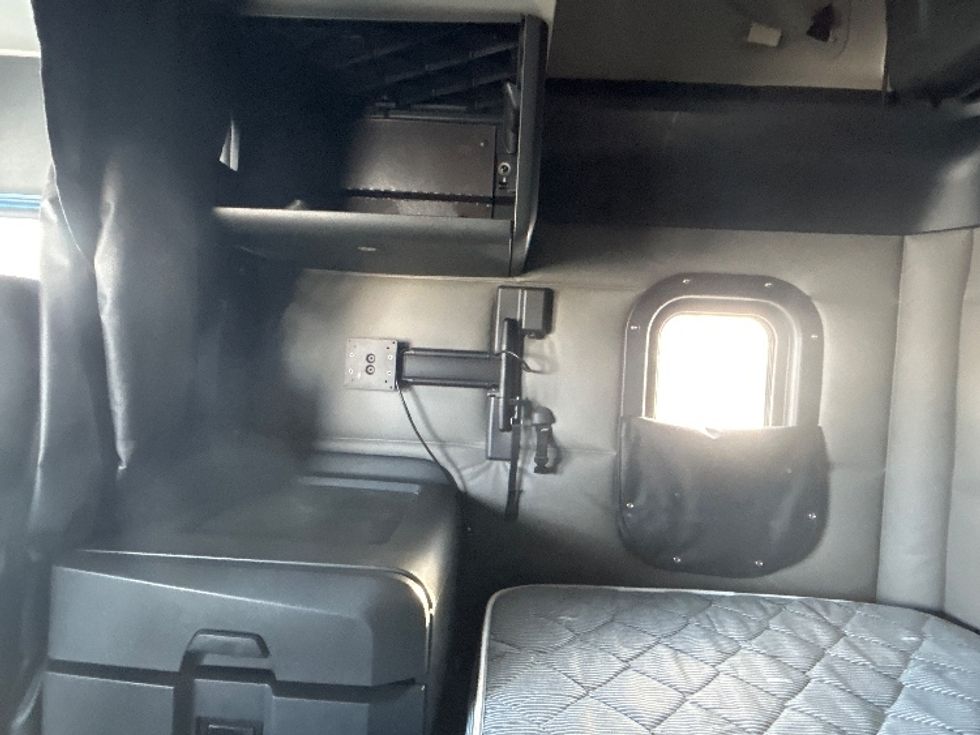 Sleeper Tractor-Heavy Duty Tractors-Freightliner-2020-T12664ST-Windsor-WI-396,209\n\t\tmiles-$ 62,500 - Image 19