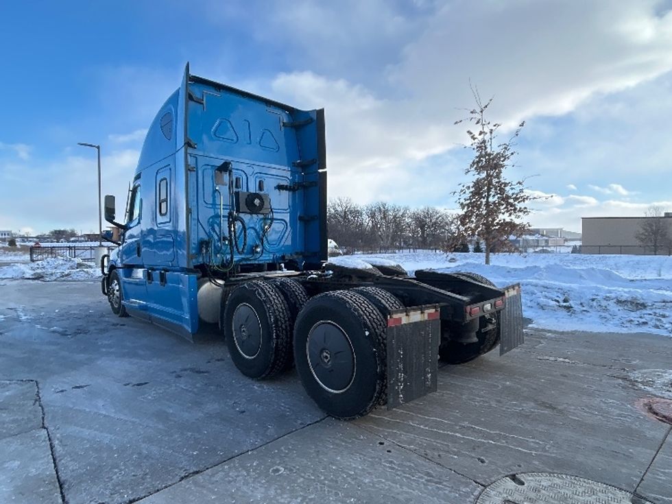 Sleeper Tractor-Heavy Duty Tractors-Freightliner-2020-T12664ST-Windsor-WI-396,209\n\t\tmiles-$ 62,500 - Image 5