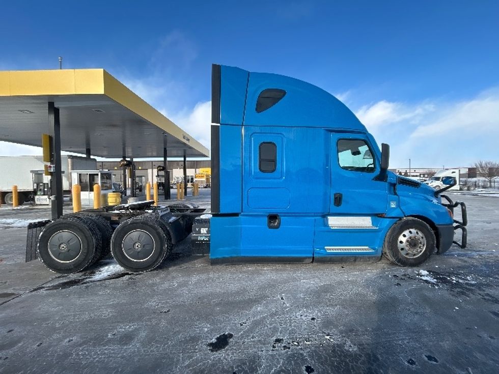 Sleeper Tractor-Heavy Duty Tractors-Freightliner-2020-T12664ST-Windsor-WI-396,209\n\t\tmiles-$ 62,500 - Image 8