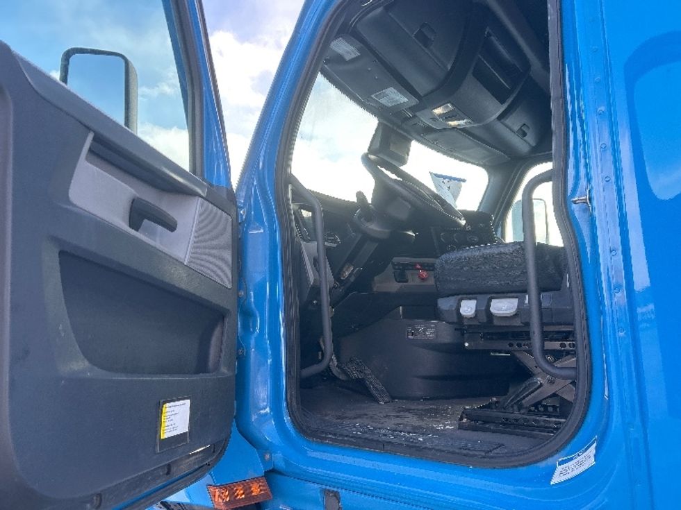Sleeper Tractor-Heavy Duty Tractors-Freightliner-2020-T12664ST-Windsor-WI-396,209\n\t\tmiles-$ 62,500 - Image 9