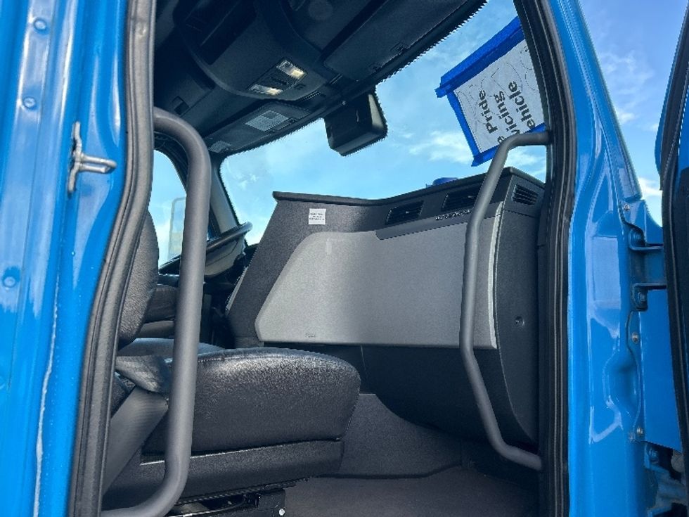 Sleeper Tractor-Heavy Duty Tractors-Freightliner-2020-T12664ST-Windsor-WI-437,590\n\t\tmiles-$ 60,250 - Image 13