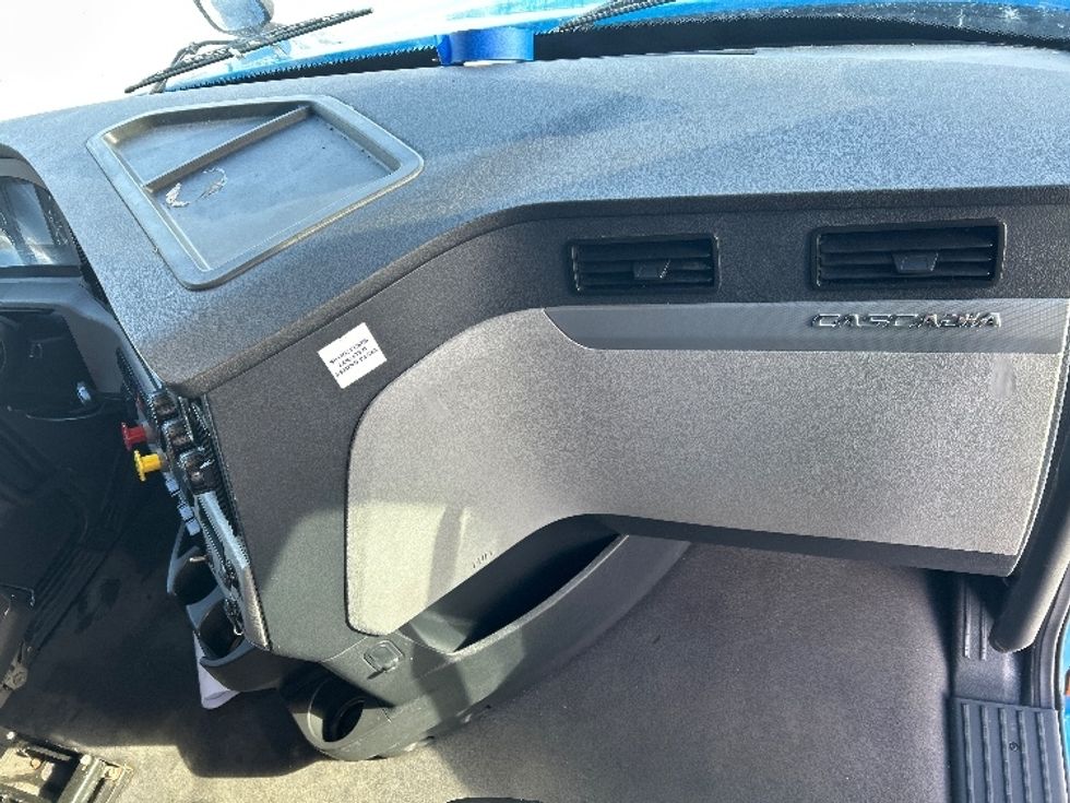 Sleeper Tractor-Heavy Duty Tractors-Freightliner-2020-T12664ST-Windsor-WI-437,590\n\t\tmiles-$ 60,250 - Image 14