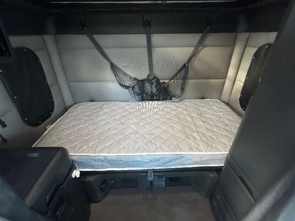 Sleeper Tractor-Heavy Duty Tractors-Freightliner-2020-T12664ST-Windsor-WI-437,590\n\t\tmiles-$ 60,250 - Image 16