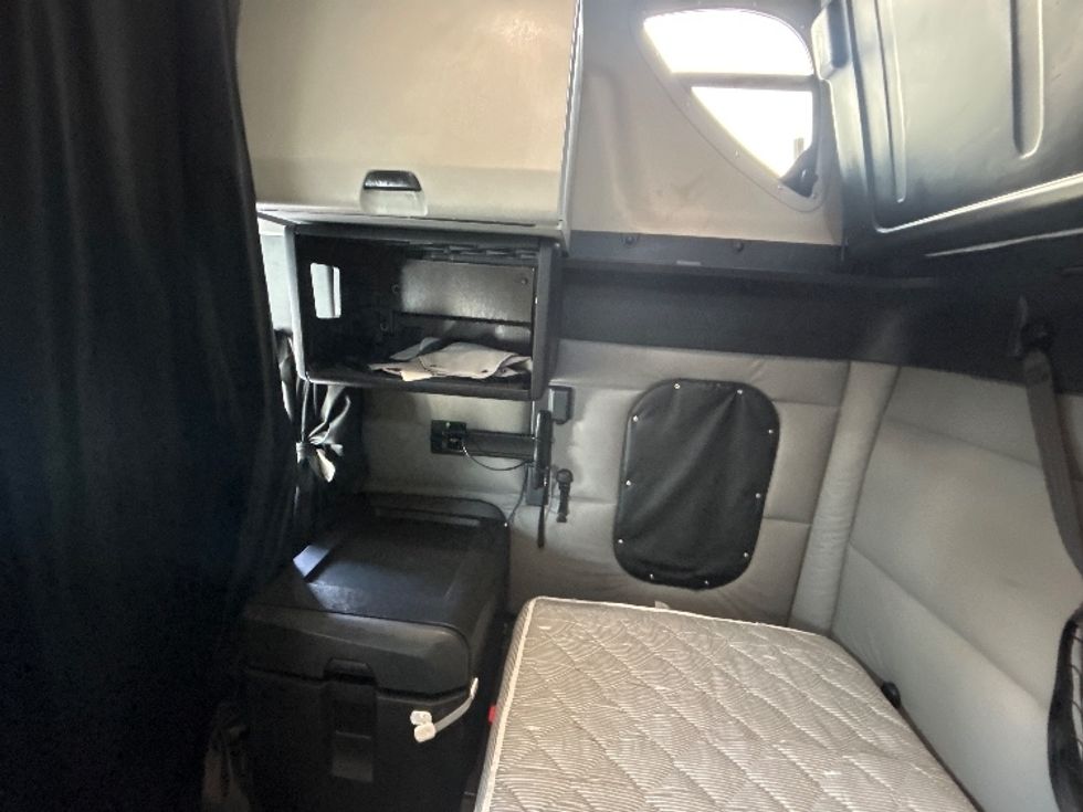 Sleeper Tractor-Heavy Duty Tractors-Freightliner-2020-T12664ST-Windsor-WI-437,590\n\t\tmiles-$ 60,250 - Image 19