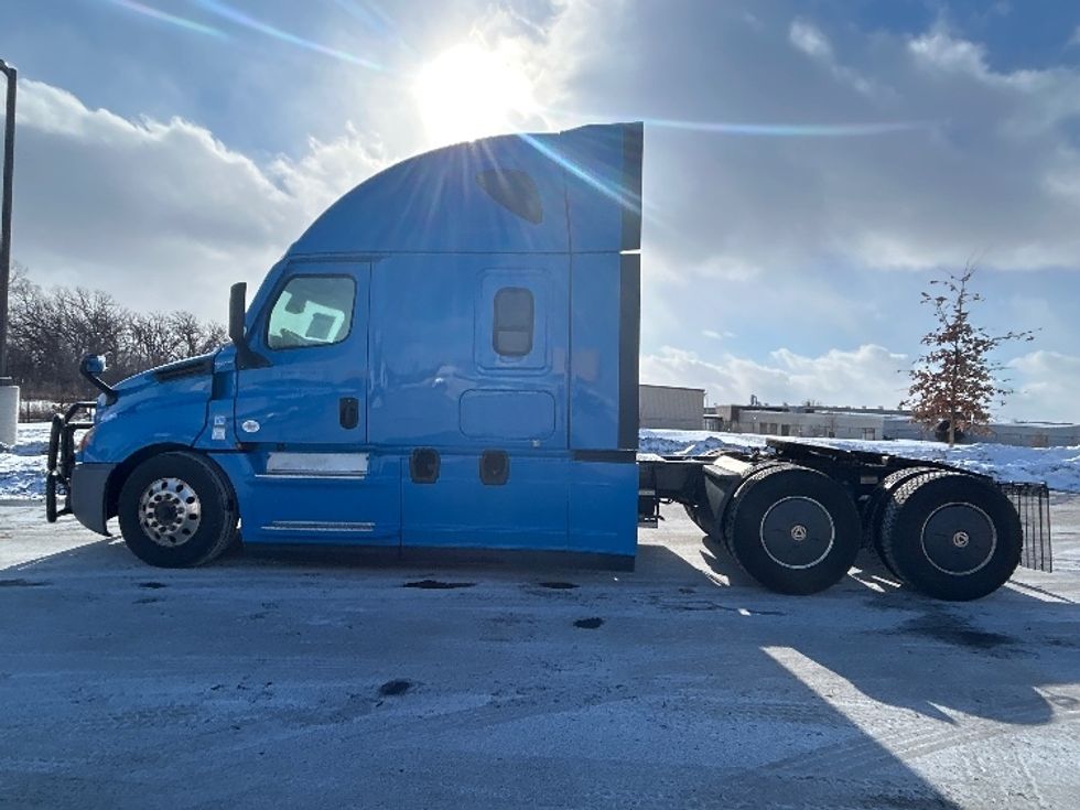 Sleeper Tractor-Heavy Duty Tractors-Freightliner-2020-T12664ST-Windsor-WI-437,590\n\t\tmiles-$ 60,250 - Image 4