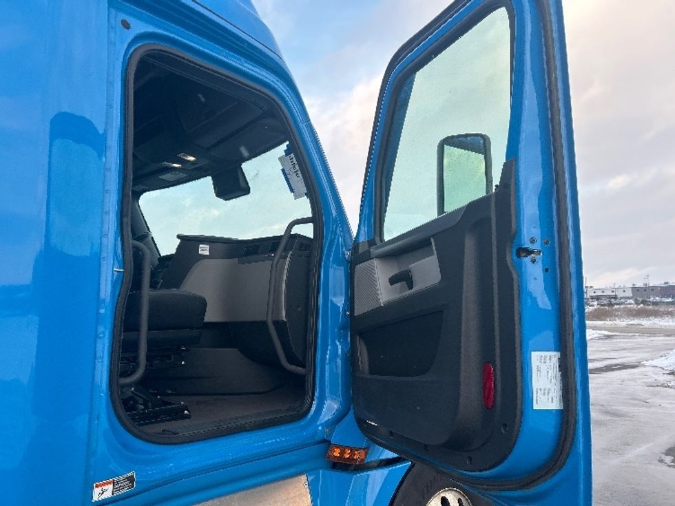 Sleeper Tractor-Heavy Duty Tractors-Freightliner-2020-T12664ST-Windsor-WI-541,576\n\t\tmiles-$ 54,250 - Image 13