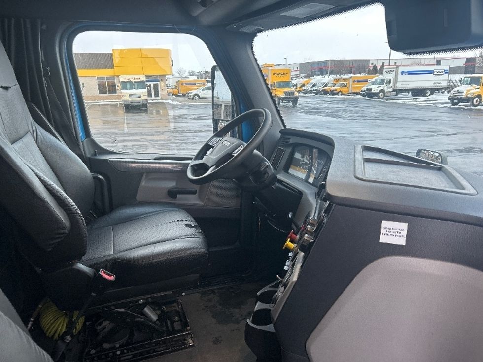 Sleeper Tractor-Heavy Duty Tractors-Freightliner-2020-T12664ST-Windsor-WI-541,576\n\t\tmiles-$ 54,250 - Image 15